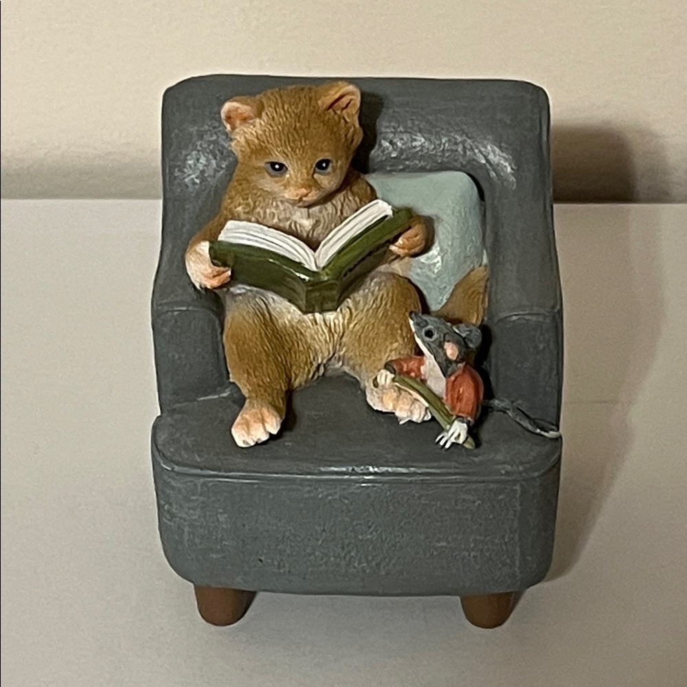 Resin Charming Cat and Mouse Reading Figurine. NWOT